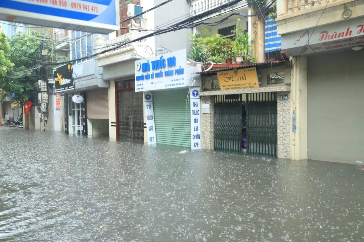 Hà Nội ngập nặng do mưa lớn ngày nghỉ lễ, nhiều tuyến đường biến thành sông Ảnh 12