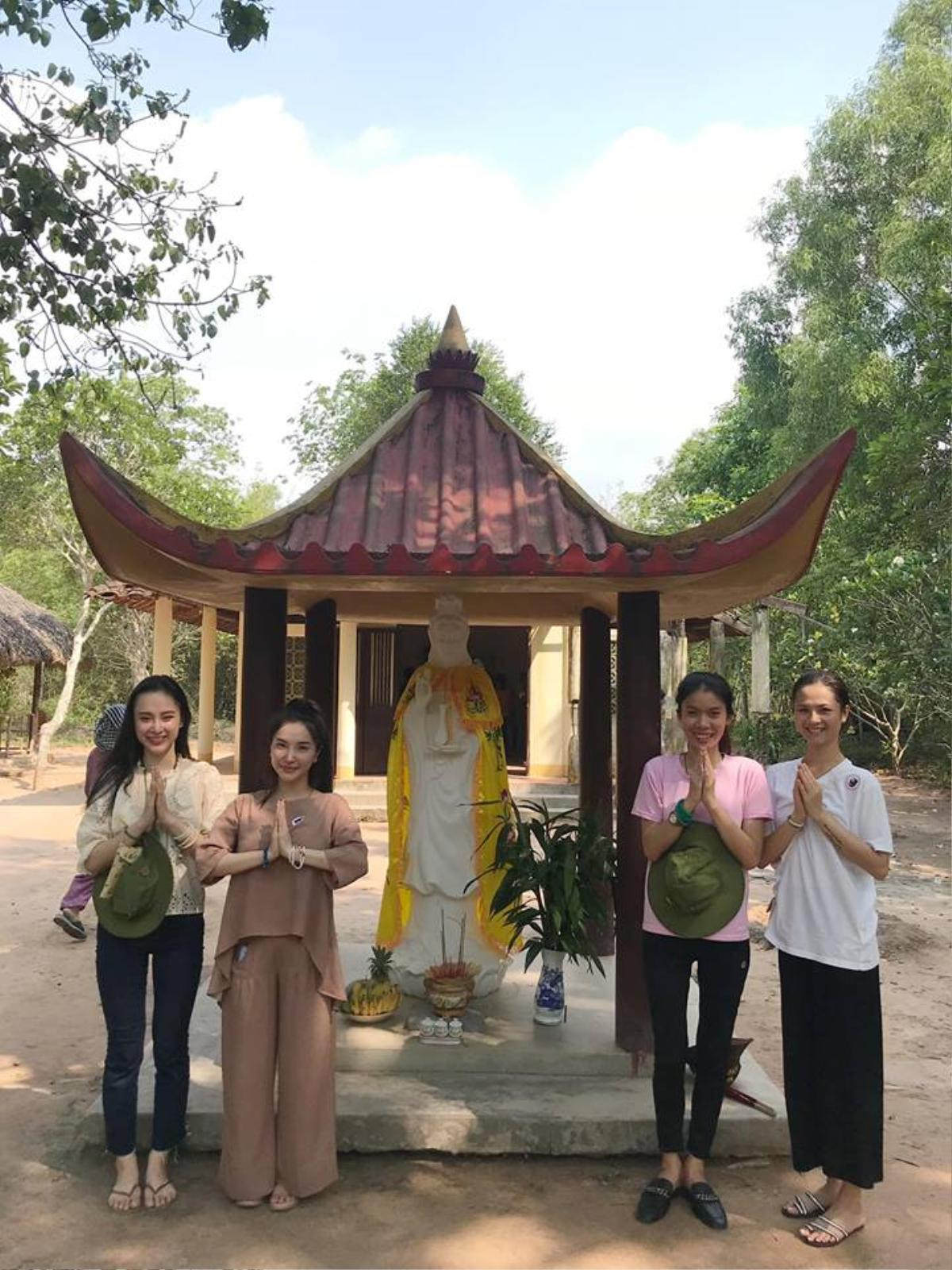 Tạm quên đi những bức ảnh khoe thân táo bạo, Angela Phương Trinh ăn mặc 'khép nép' ghi dấu với fan trong ngày lễ 30/4 Ảnh 14