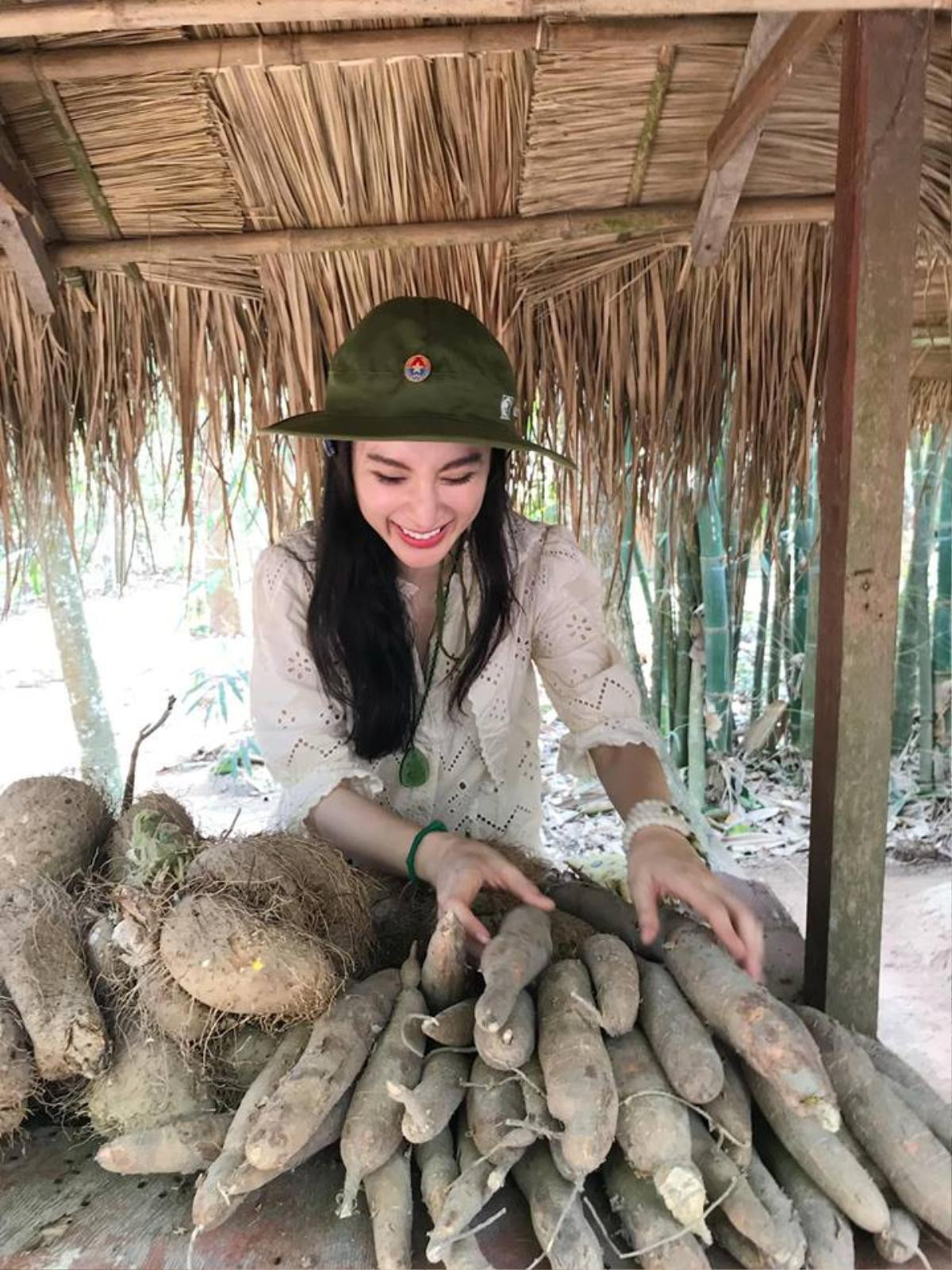 Tạm quên đi những bức ảnh khoe thân táo bạo, Angela Phương Trinh ăn mặc 'khép nép' ghi dấu với fan trong ngày lễ 30/4 Ảnh 9