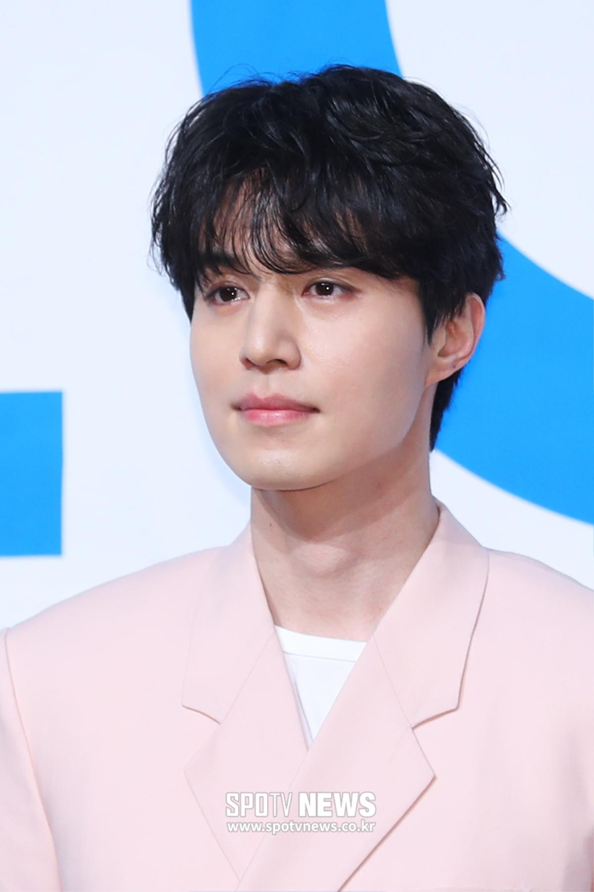 Lee Dong Wook nhận đóng phim cùng Im Siwan, tỏa sáng tại họp báo 'Produce X 101' Ảnh 10