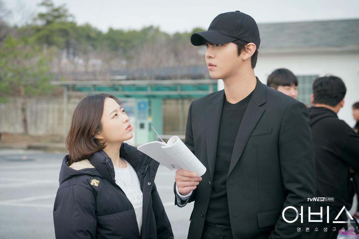 'Abyss': Park Bo Young - Ahn Hyo Seop đẹp đôi, Hoa hậu Kim Sarang trẻ xinh ở tuổi 41 Ảnh 12