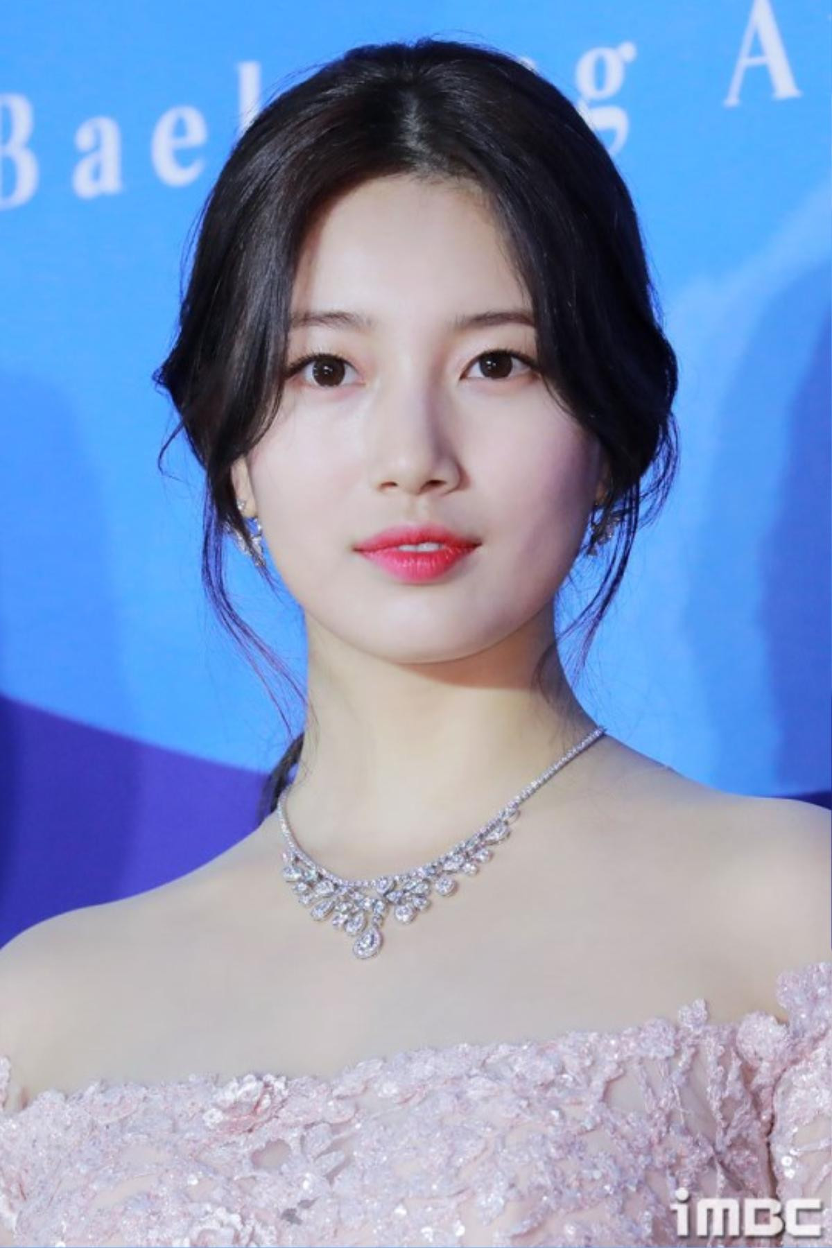 Thảm đỏ 'Baeksang 2019': Suzy đọ sắc cùng IU, tỏa sáng bên Park Bo Gum - Jang Ki Yong Ảnh 9