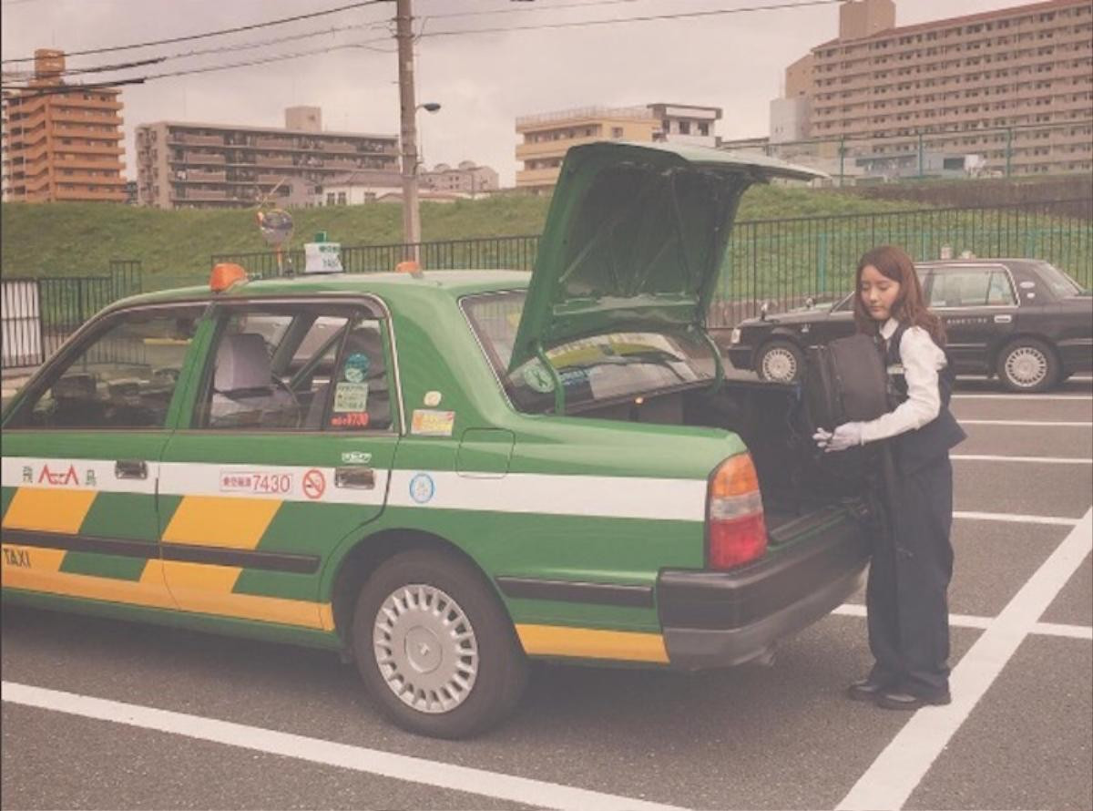 Lái xe taxi, cô gái nổi như cồn vì xinh như búp bê và sở hữu thân hình nóng bỏng Ảnh 2