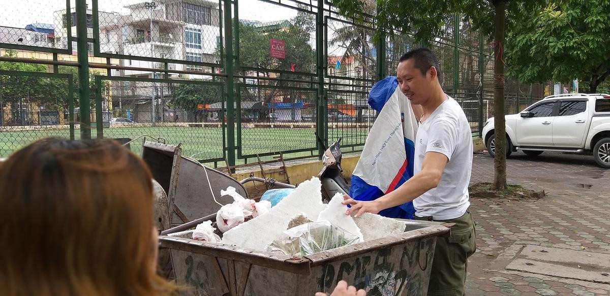 Người phát hiện bé sơ sinh bị bỏ trong thùng rác giữa trời mưa Hà Nội: ‘Chút nữa là thằng bé bị chôn sống trong rác rồi’ Ảnh 2