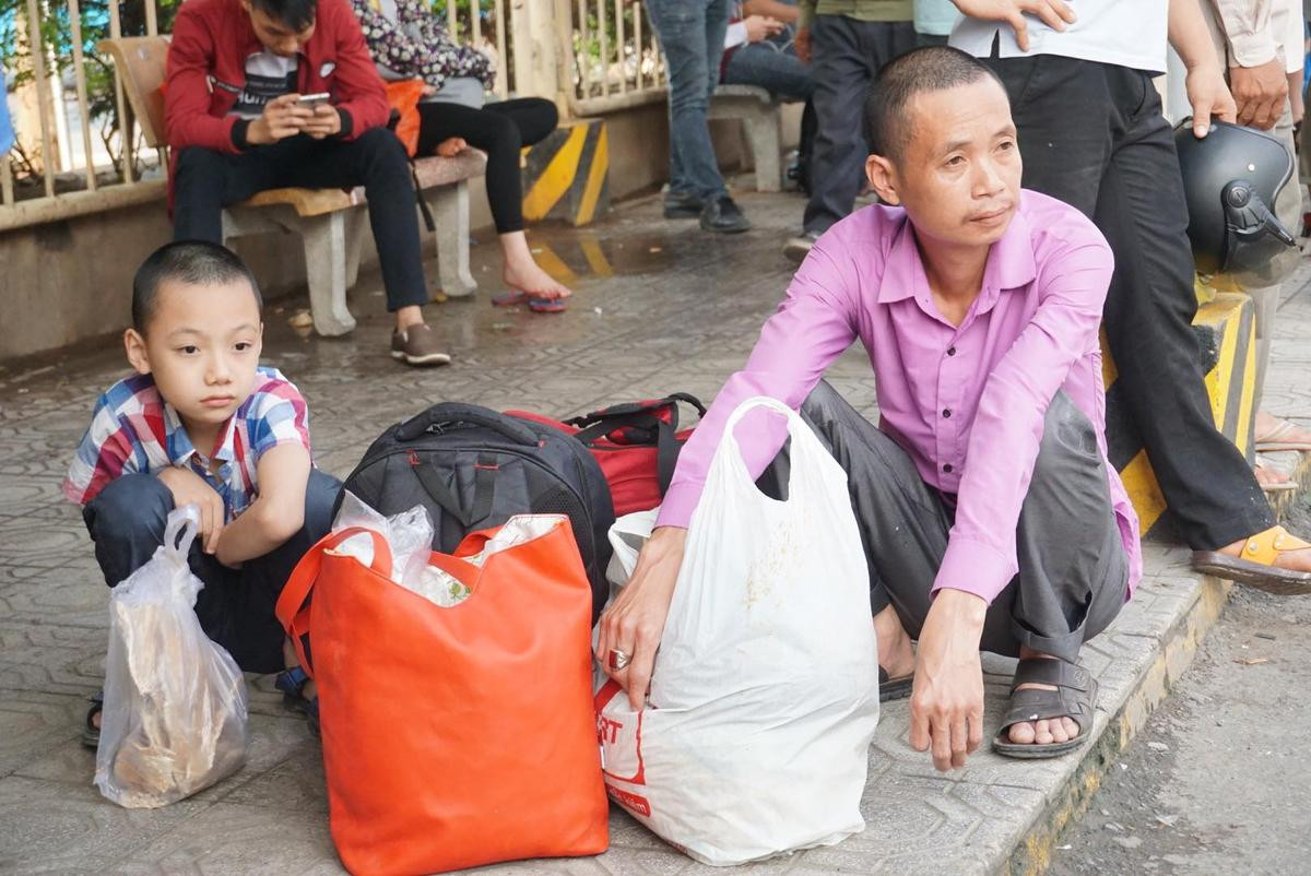 Người lớn, trẻ con ‘tay xách nách mang’ vật vã trở lại Hà Nội sau kỳ nghỉ lễ, nhiều tuyến đường đông nghẹt thở Ảnh 13