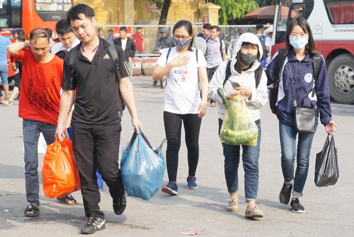 Người lớn, trẻ con ‘tay xách nách mang’ vật vã trở lại Hà Nội sau kỳ nghỉ lễ, nhiều tuyến đường đông nghẹt thở Ảnh 8