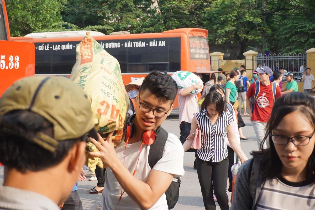 Người lớn, trẻ con ‘tay xách nách mang’ vật vã trở lại Hà Nội sau kỳ nghỉ lễ, nhiều tuyến đường đông nghẹt thở Ảnh 9