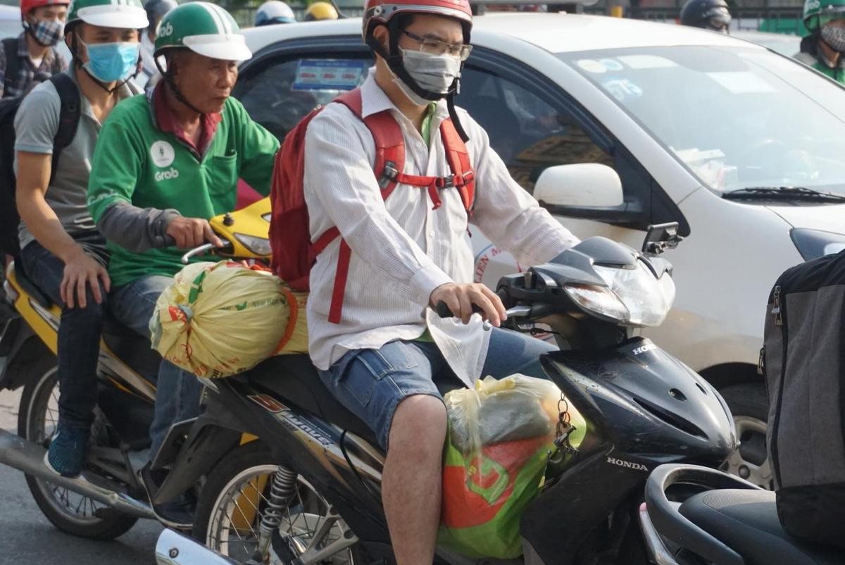 Người lớn, trẻ con ‘tay xách nách mang’ vật vã trở lại Hà Nội sau kỳ nghỉ lễ, nhiều tuyến đường đông nghẹt thở Ảnh 5