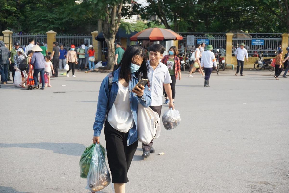 Người lớn, trẻ con ‘tay xách nách mang’ vật vã trở lại Hà Nội sau kỳ nghỉ lễ, nhiều tuyến đường đông nghẹt thở Ảnh 10