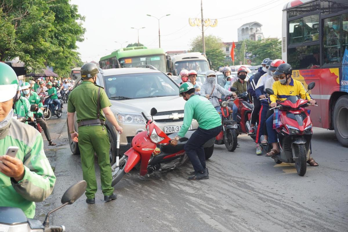 Người lớn, trẻ con ‘tay xách nách mang’ vật vã trở lại Hà Nội sau kỳ nghỉ lễ, nhiều tuyến đường đông nghẹt thở Ảnh 6