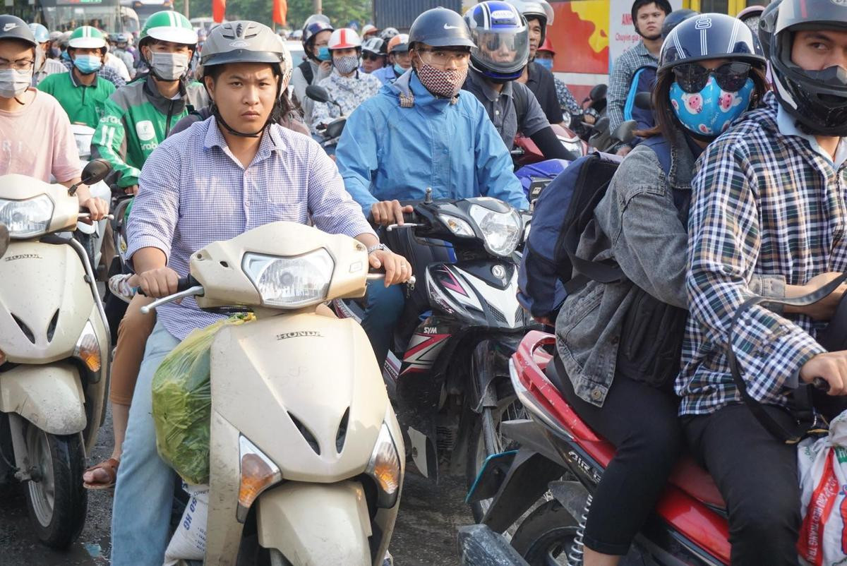 Người lớn, trẻ con ‘tay xách nách mang’ vật vã trở lại Hà Nội sau kỳ nghỉ lễ, nhiều tuyến đường đông nghẹt thở Ảnh 3