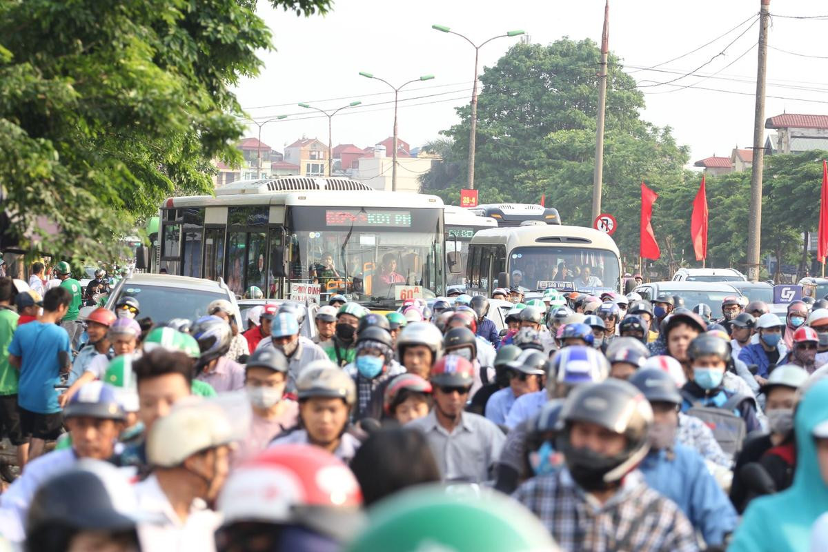 Người lớn, trẻ con ‘tay xách nách mang’ vật vã trở lại Hà Nội sau kỳ nghỉ lễ, nhiều tuyến đường đông nghẹt thở Ảnh 1