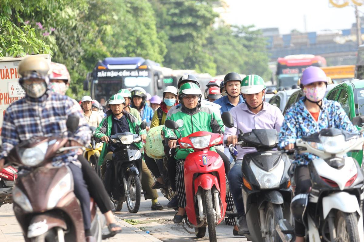 Người lớn, trẻ con ‘tay xách nách mang’ vật vã trở lại Hà Nội sau kỳ nghỉ lễ, nhiều tuyến đường đông nghẹt thở Ảnh 2