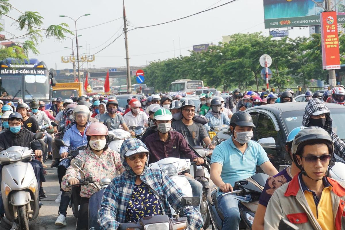 Người lớn, trẻ con ‘tay xách nách mang’ vật vã trở lại Hà Nội sau kỳ nghỉ lễ, nhiều tuyến đường đông nghẹt thở Ảnh 7