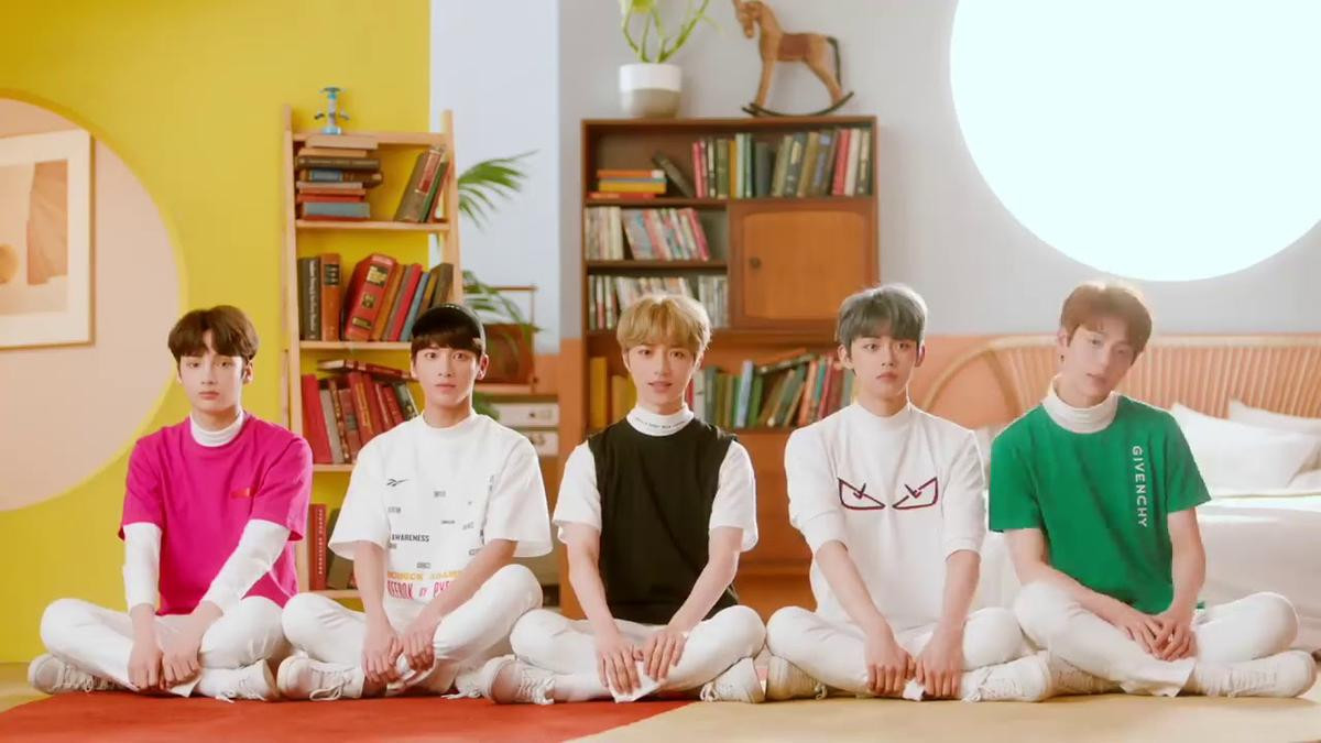 TXT phát hành teaser 'Cat & Dog' phiên bản tiếng Anh: Các chàng trai 'đàn em BTS' lăm le Mỹ tiến? Ảnh 1