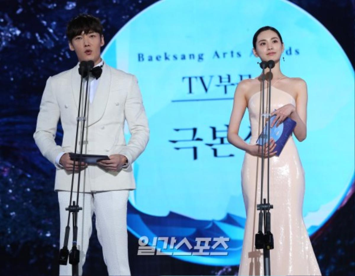 Sân khấu 'Baeksang 2019': Ha Ji Won khoe vòng 1 khủng, Ong Seong Woo - Park Hyung Sik bảnh trai Ảnh 9