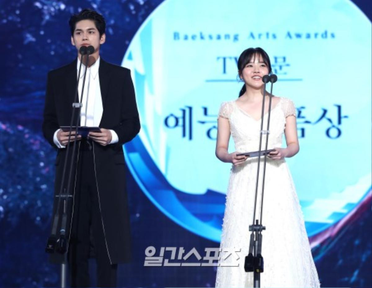 Sân khấu 'Baeksang 2019': Ha Ji Won khoe vòng 1 khủng, Ong Seong Woo - Park Hyung Sik bảnh trai Ảnh 6