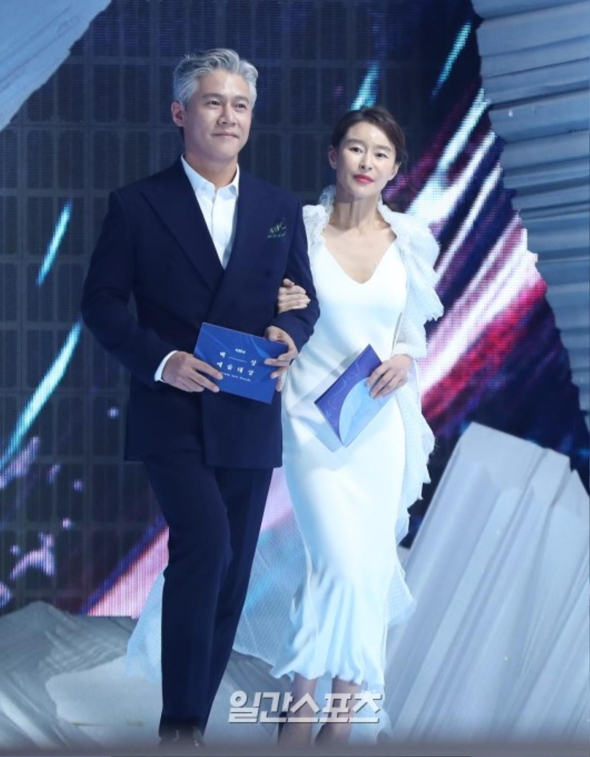 Sân khấu 'Baeksang 2019': Ha Ji Won khoe vòng 1 khủng, Ong Seong Woo - Park Hyung Sik bảnh trai Ảnh 26