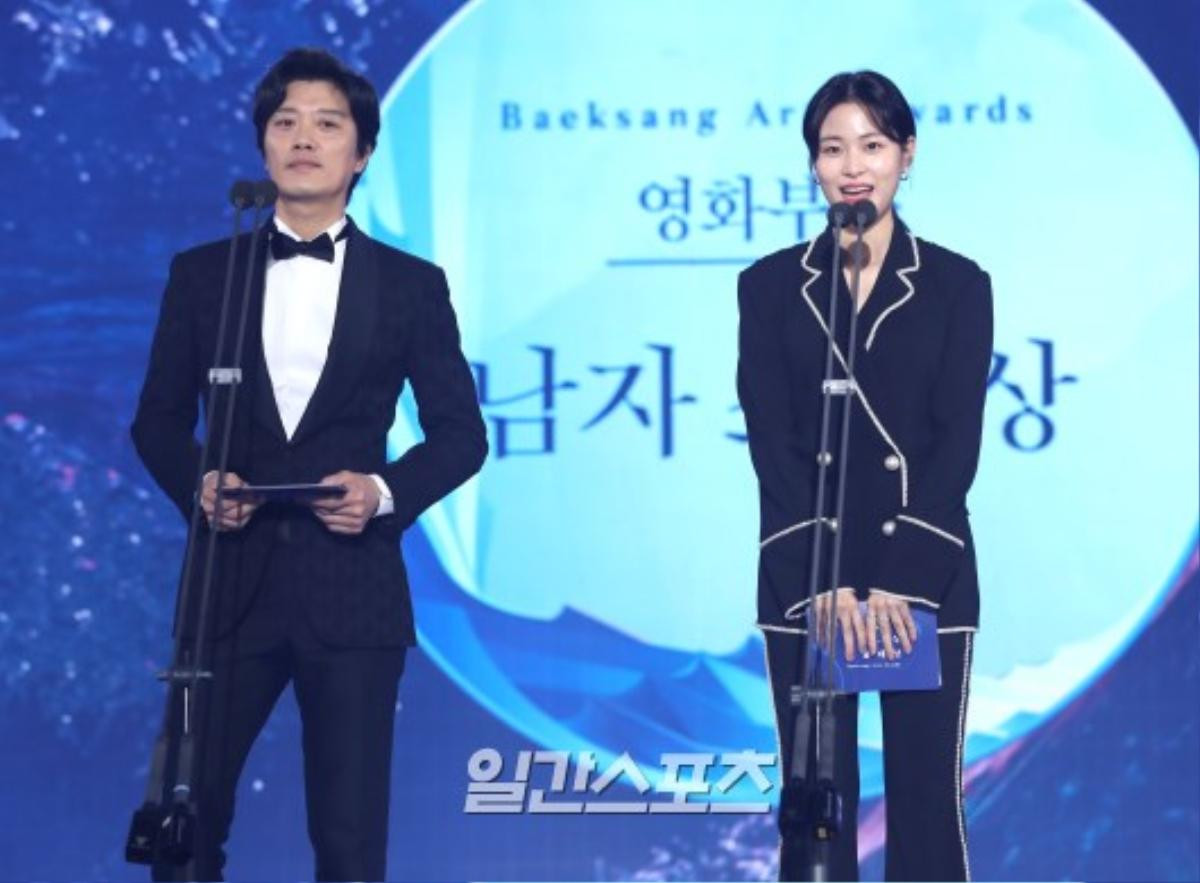 Sân khấu 'Baeksang 2019': Ha Ji Won khoe vòng 1 khủng, Ong Seong Woo - Park Hyung Sik bảnh trai Ảnh 28