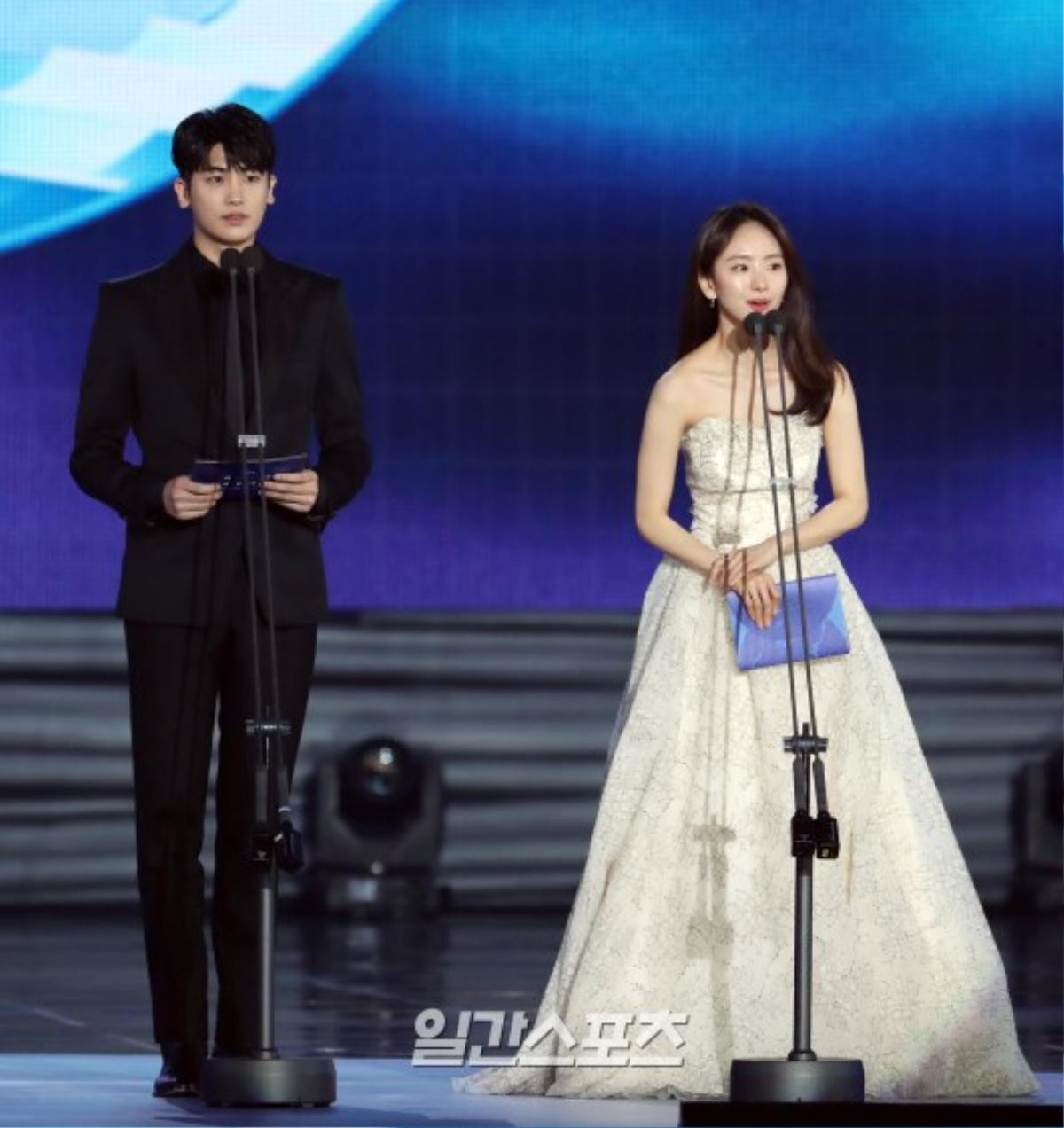 Sân khấu 'Baeksang 2019': Ha Ji Won khoe vòng 1 khủng, Ong Seong Woo - Park Hyung Sik bảnh trai Ảnh 23