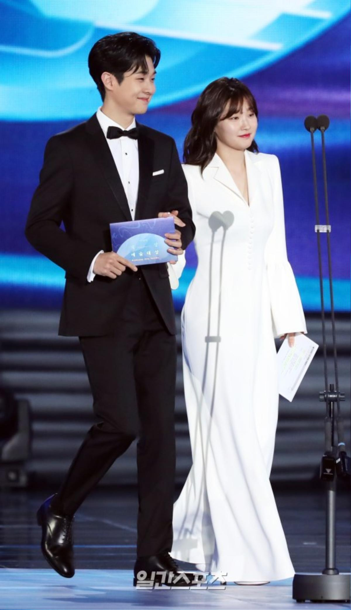 Sân khấu 'Baeksang 2019': Ha Ji Won khoe vòng 1 khủng, Ong Seong Woo - Park Hyung Sik bảnh trai Ảnh 17