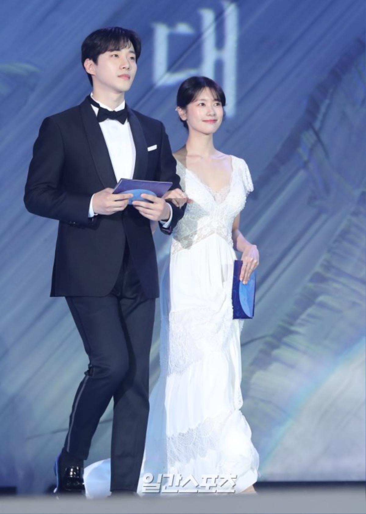 Sân khấu 'Baeksang 2019': Ha Ji Won khoe vòng 1 khủng, Ong Seong Woo - Park Hyung Sik bảnh trai Ảnh 11