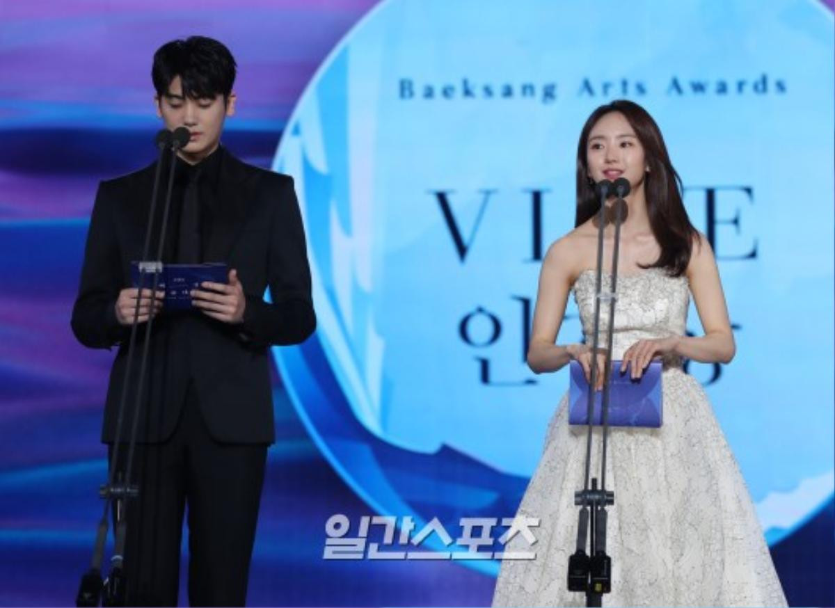 Sân khấu 'Baeksang 2019': Ha Ji Won khoe vòng 1 khủng, Ong Seong Woo - Park Hyung Sik bảnh trai Ảnh 25