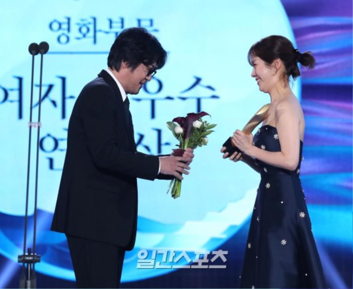 Sân khấu 'Baeksang 2019': Ha Ji Won khoe vòng 1 khủng, Ong Seong Woo - Park Hyung Sik bảnh trai Ảnh 15