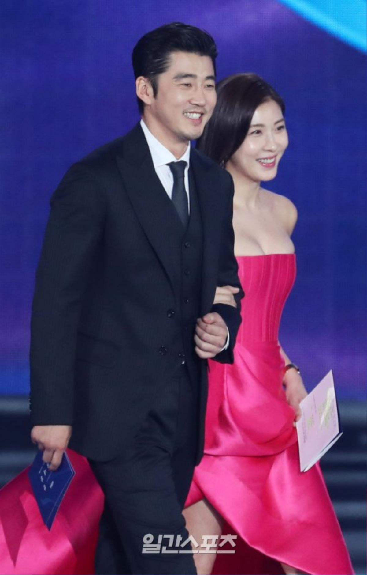 Sân khấu 'Baeksang 2019': Ha Ji Won khoe vòng 1 khủng, Ong Seong Woo - Park Hyung Sik bảnh trai Ảnh 2