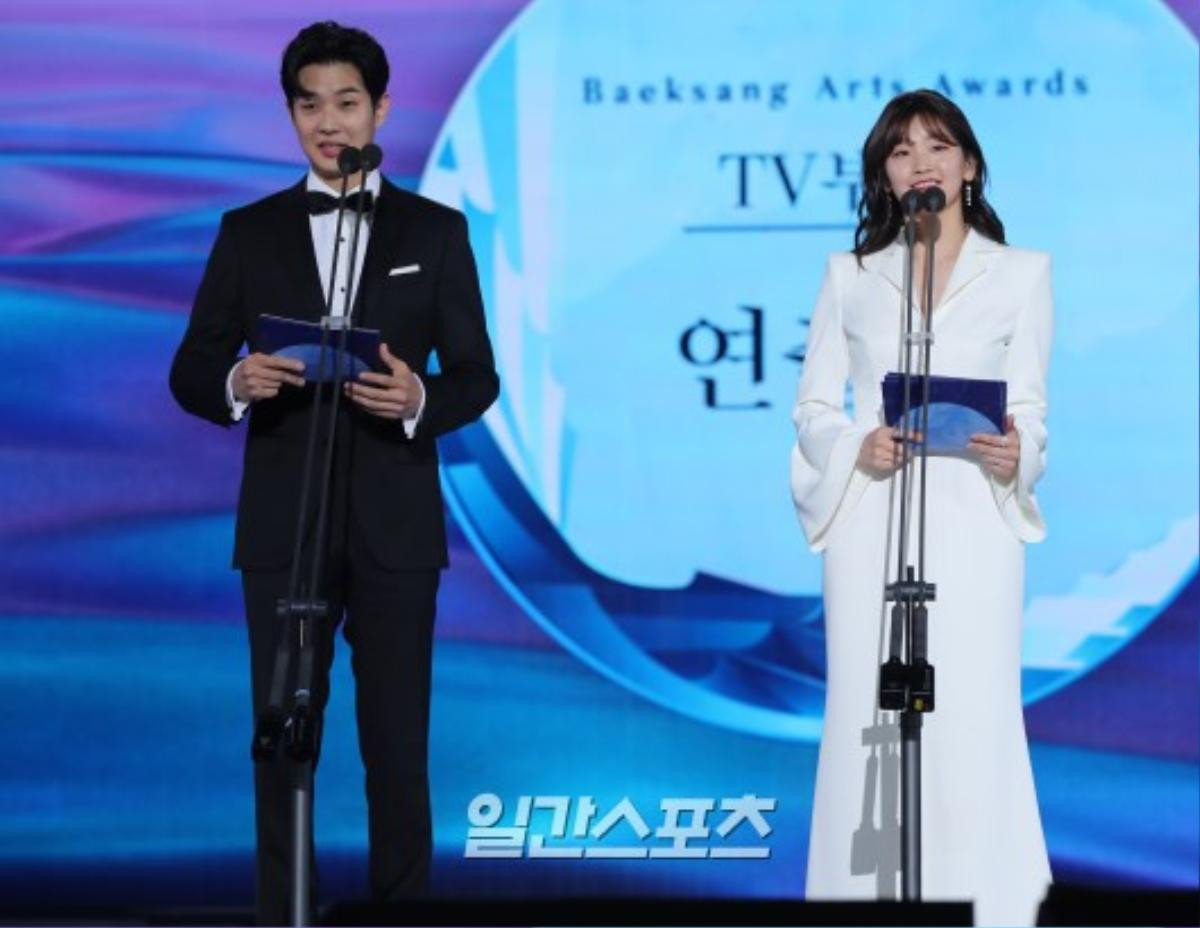 Sân khấu 'Baeksang 2019': Ha Ji Won khoe vòng 1 khủng, Ong Seong Woo - Park Hyung Sik bảnh trai Ảnh 18