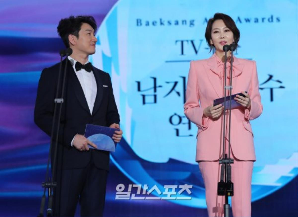 Sân khấu 'Baeksang 2019': Ha Ji Won khoe vòng 1 khủng, Ong Seong Woo - Park Hyung Sik bảnh trai Ảnh 14