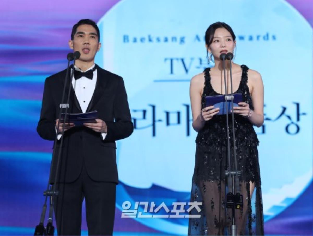 Sân khấu 'Baeksang 2019': Ha Ji Won khoe vòng 1 khủng, Ong Seong Woo - Park Hyung Sik bảnh trai Ảnh 19