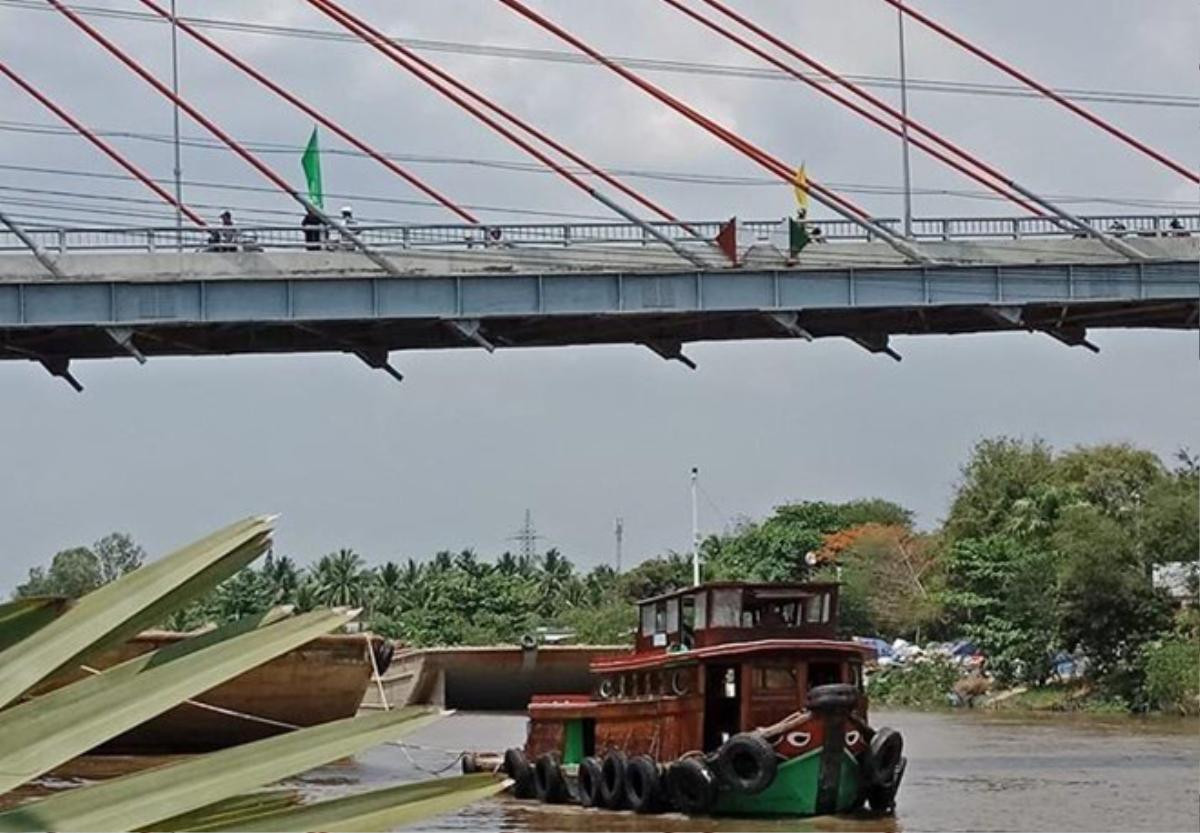 Bạn gái đi chơi cùng người khác, thanh niên 18 tuổi buồn nên nhảy cầu tự tử Ảnh 1