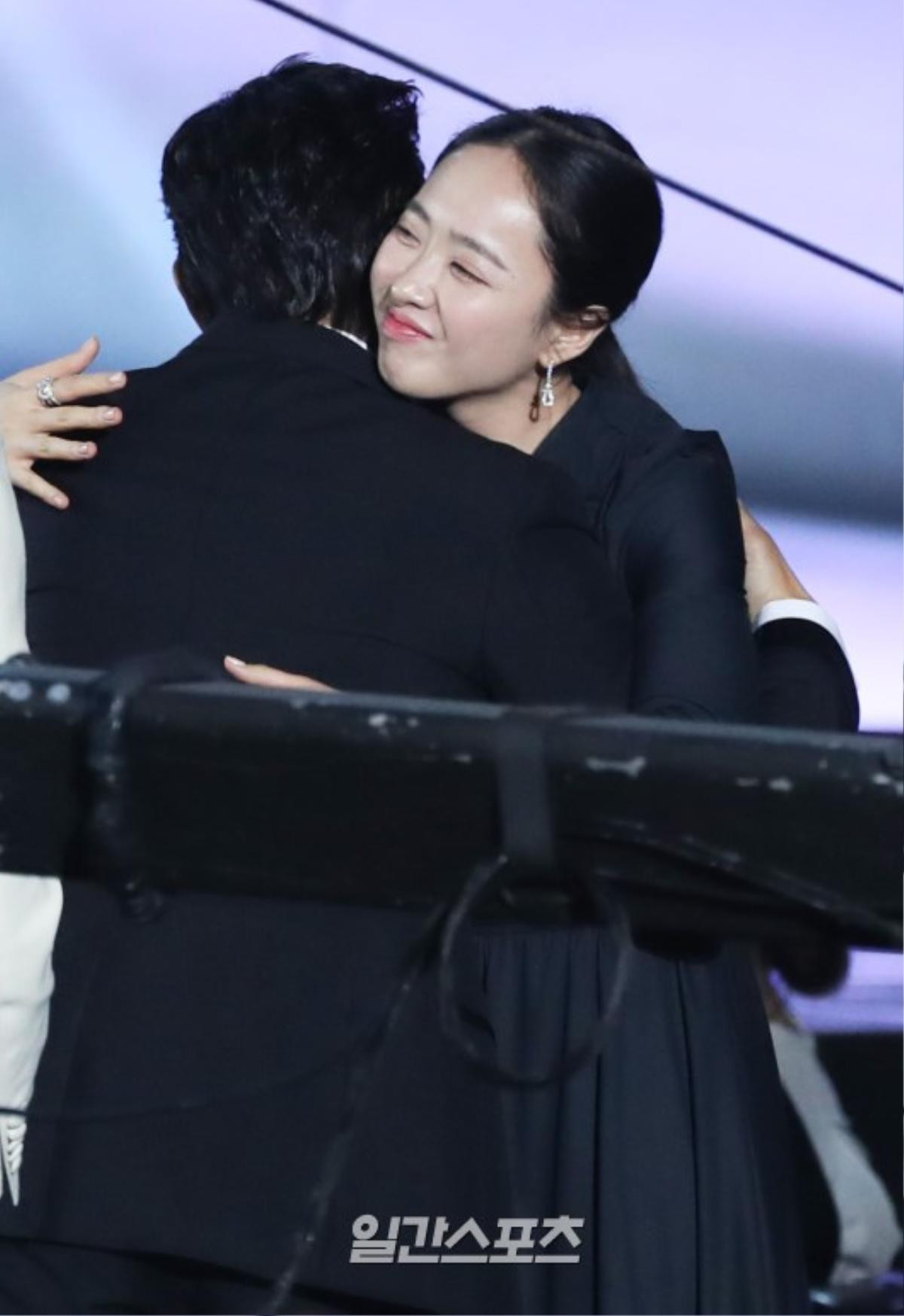 Khoảnh khắc đẹp của Han Ji Min - Hyun Bin, Park Bo Gum - Suzy tại 'Baeksang 2019' Ảnh 28