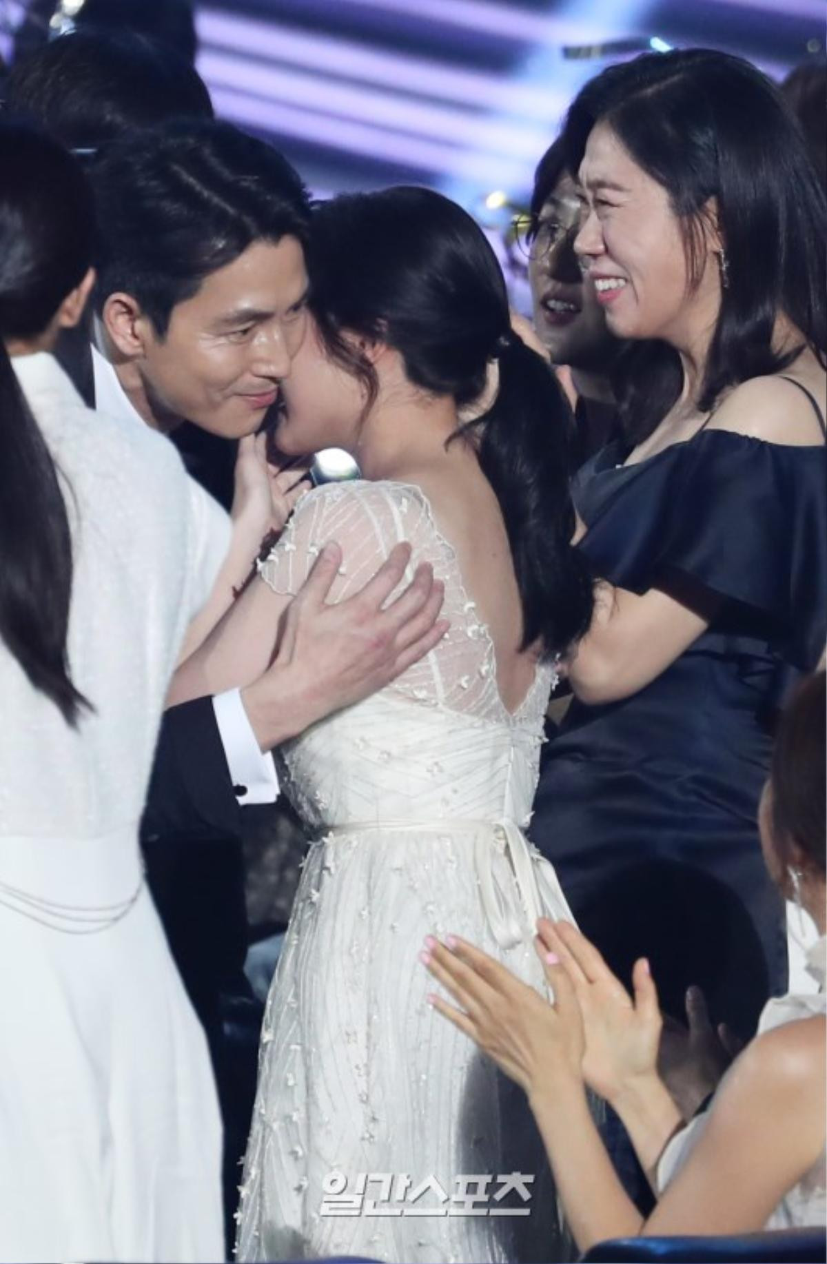 Khoảnh khắc đẹp của Han Ji Min - Hyun Bin, Park Bo Gum - Suzy tại 'Baeksang 2019' Ảnh 24