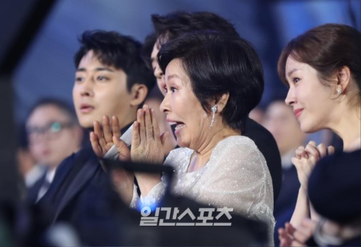 Khoảnh khắc đẹp của Han Ji Min - Hyun Bin, Park Bo Gum - Suzy tại 'Baeksang 2019' Ảnh 20