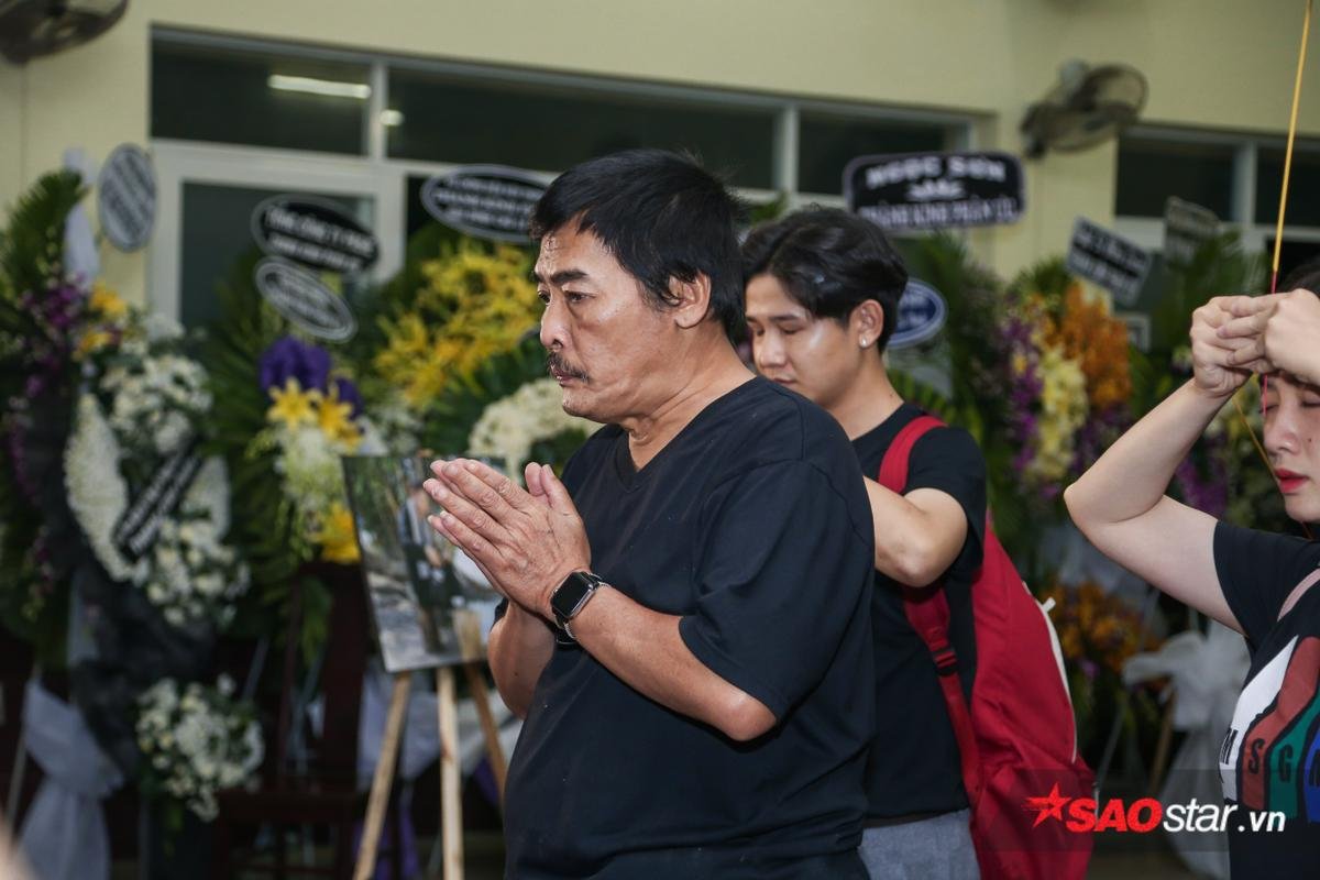 Nghệ sĩ Bạch Long, Long Nhật ngậm ngùi, Thu Trang cùng Tiến Luật đội mưa đến viếng cố nghệ sĩ Lê Bình Ảnh 11