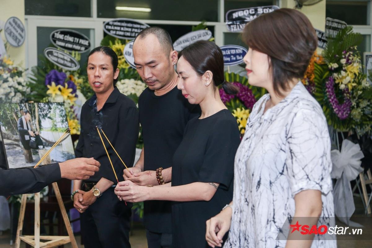 Nghệ sĩ Bạch Long, Long Nhật ngậm ngùi, Thu Trang cùng Tiến Luật đội mưa đến viếng cố nghệ sĩ Lê Bình Ảnh 1