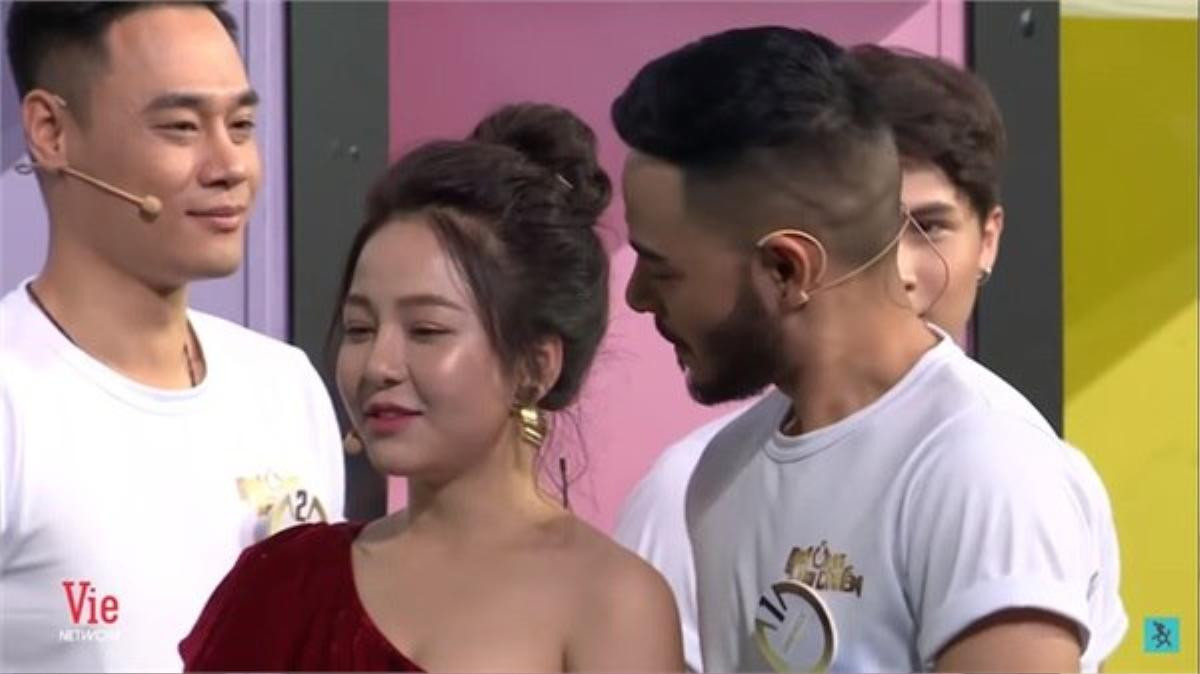 Xôn xao clip Trâm Anh thích thú khi được hôn vào tai trên sóng truyền hình sau scandal Ảnh 1