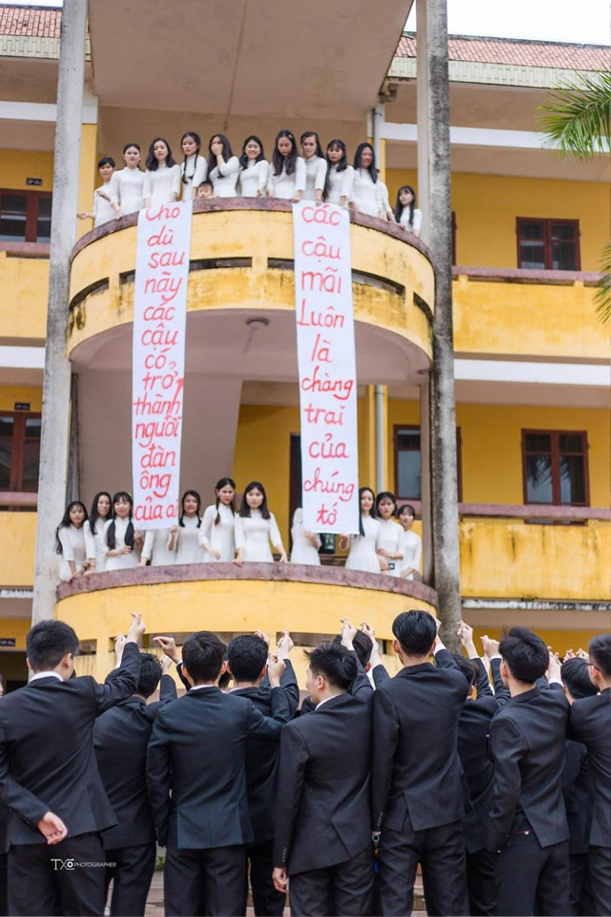 Gái lớp người ta bất ngờ 'tỏ tình' trong ngày chia tay: 'Các cậu mãi luôn là chàng trai của chúng tớ' Ảnh 1