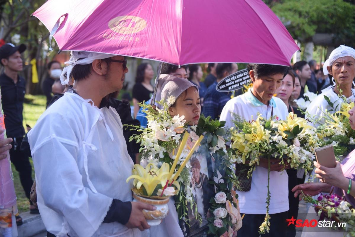 Trịnh Kim Chi, Kiều Trinh thất thần cùng gia đình tiếc thương đưa tiễn cố nghệ sĩ Lê Bình Ảnh 1