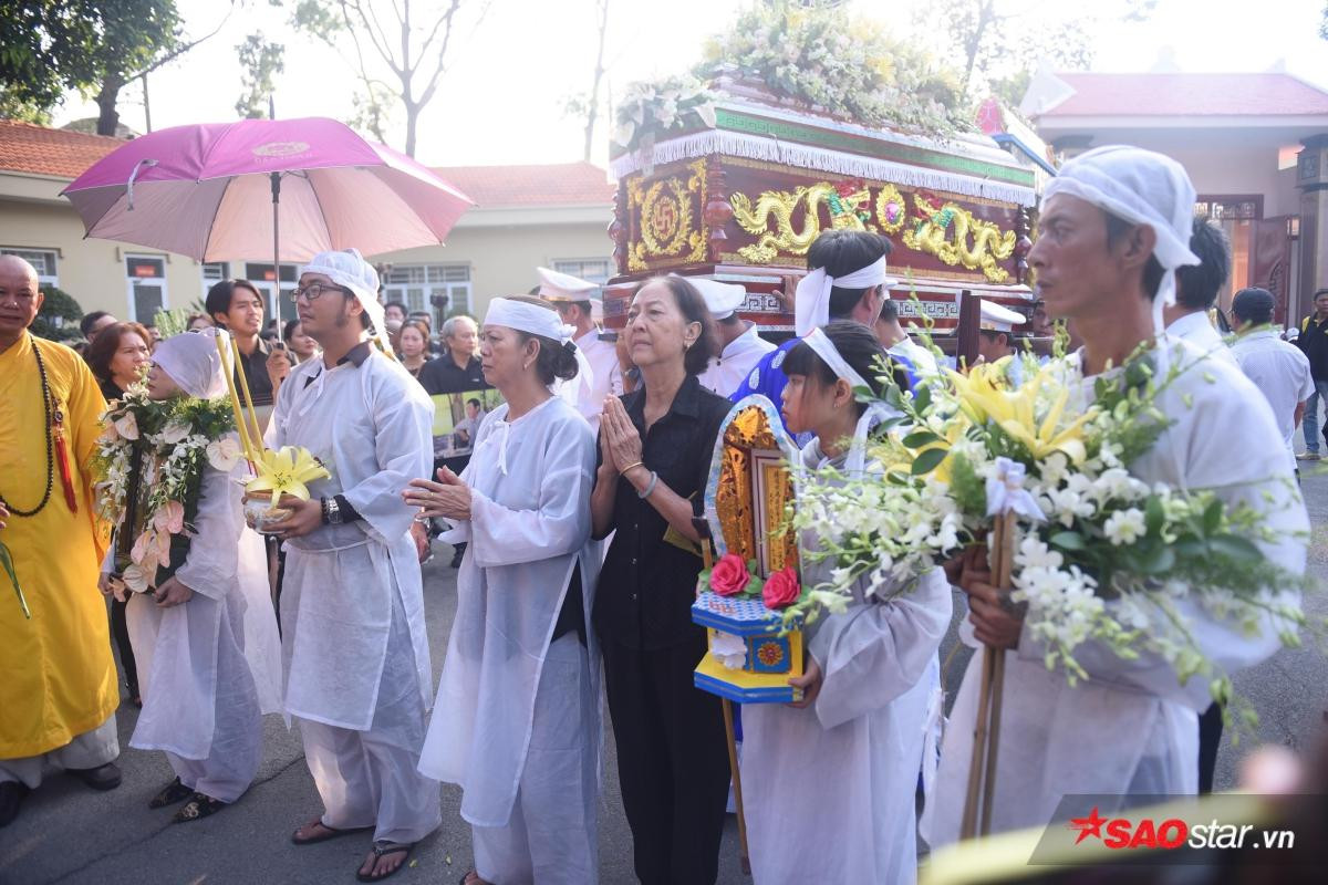 Trịnh Kim Chi, Kiều Trinh thất thần cùng gia đình tiếc thương đưa tiễn cố nghệ sĩ Lê Bình Ảnh 10