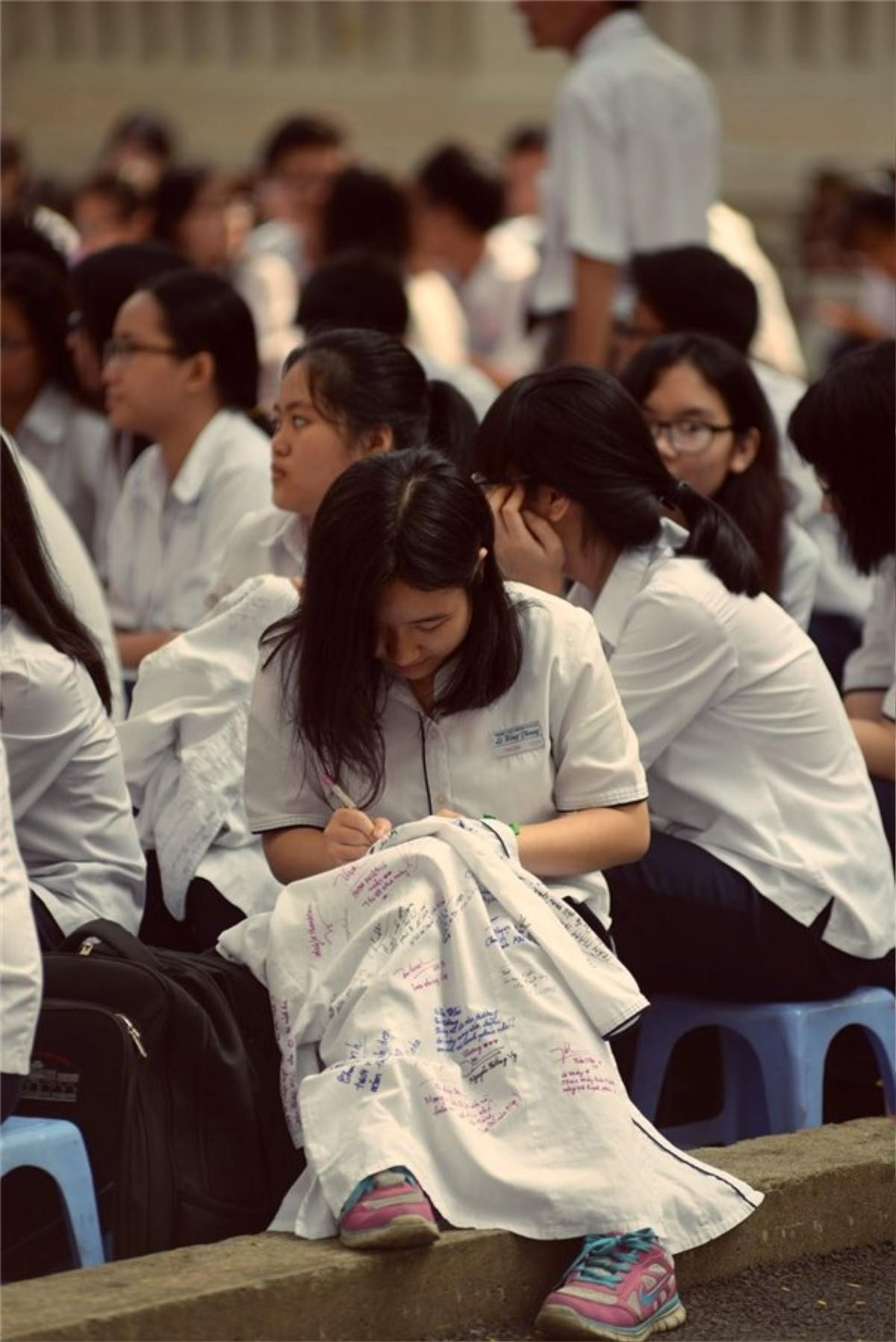 Học trò say sưa ghi lời chúc, ký tên mình trên chiếc áo trắng khiến ai cũng bồi hồi nhớ về thời thanh xuân tươi đẹp nhất Ảnh 1