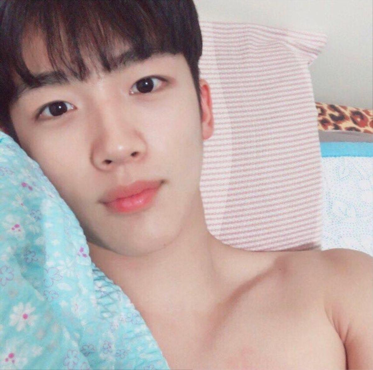 Kim Yohan 'nghiện' khoe vai trần, thực tập chỉ đúng 3 tháng để đạt hạng A khi thi PRODUCE X 101 Ảnh 4