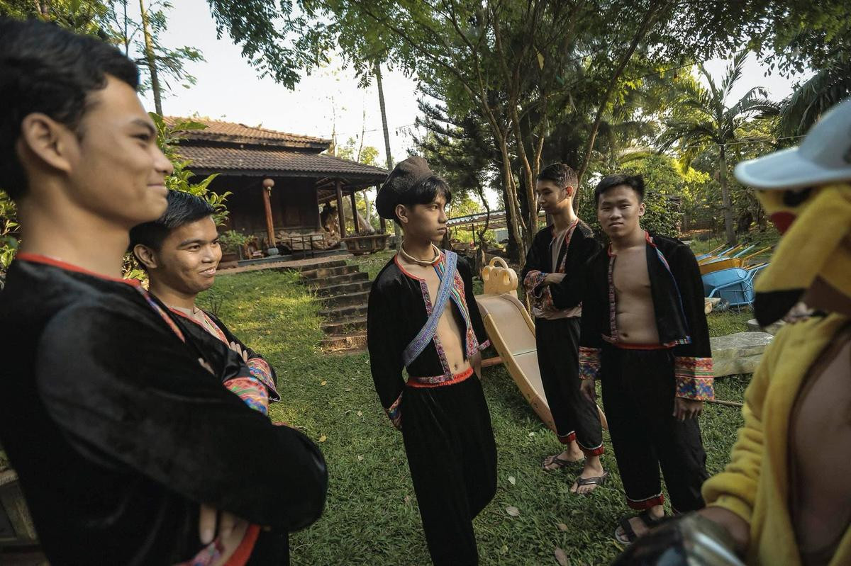 'Hô biến' thành Tấm Cám, Chí Phèo, Lão Hạc trong bộ ảnh kỷ yếu 'chất hơn nước cất' của học sinh Buôn Mê Thuột Ảnh 28