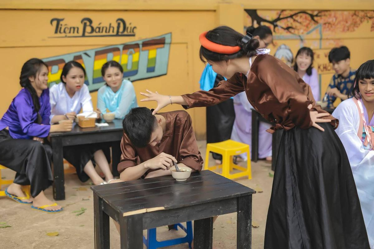 'Hô biến' thành Tấm Cám, Chí Phèo, Lão Hạc trong bộ ảnh kỷ yếu 'chất hơn nước cất' của học sinh Buôn Mê Thuột Ảnh 16