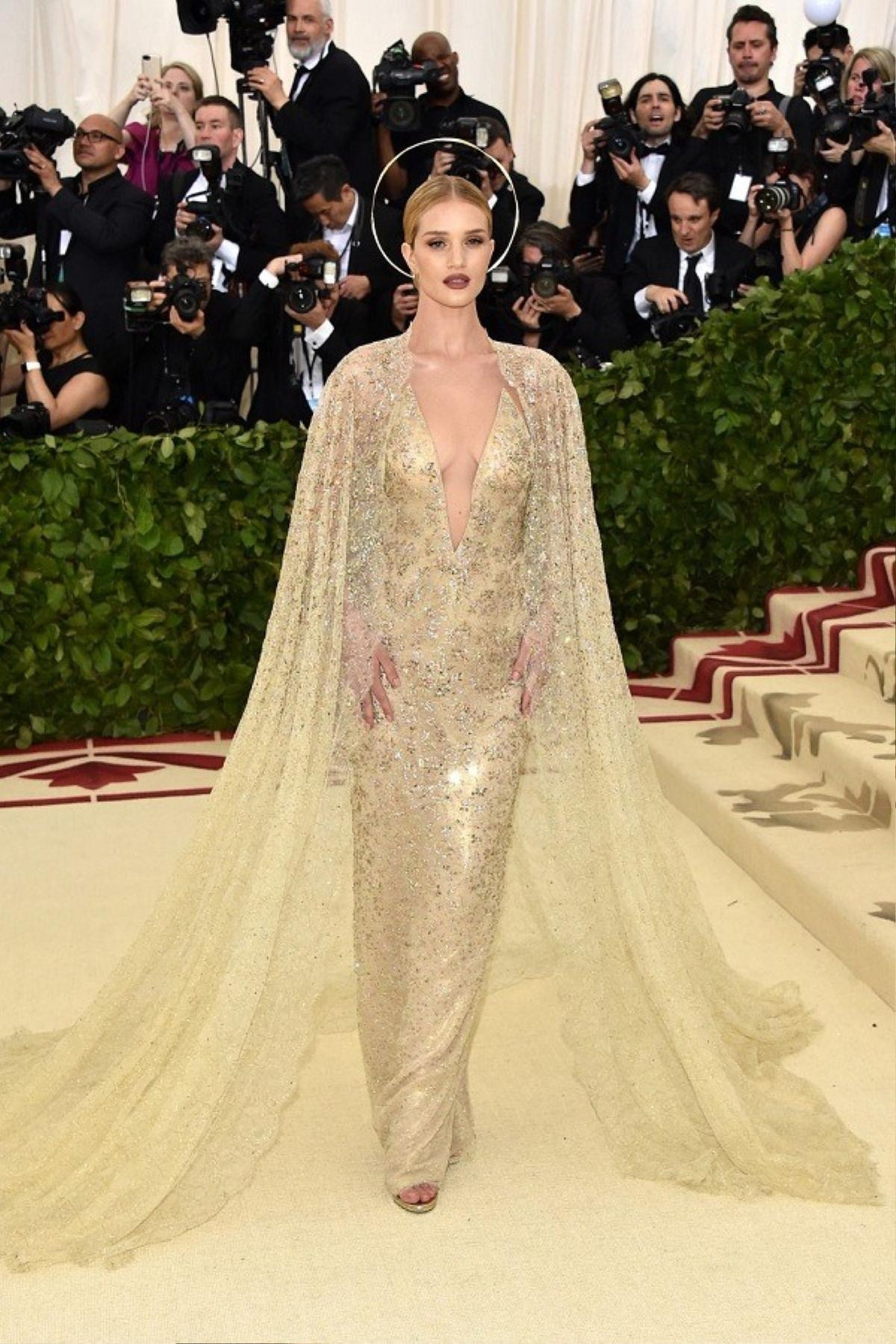 Trước thềm Met Gala 2019, điểm danh những bộ cánh gây rúng động làng thời trang của các năm Ảnh 13