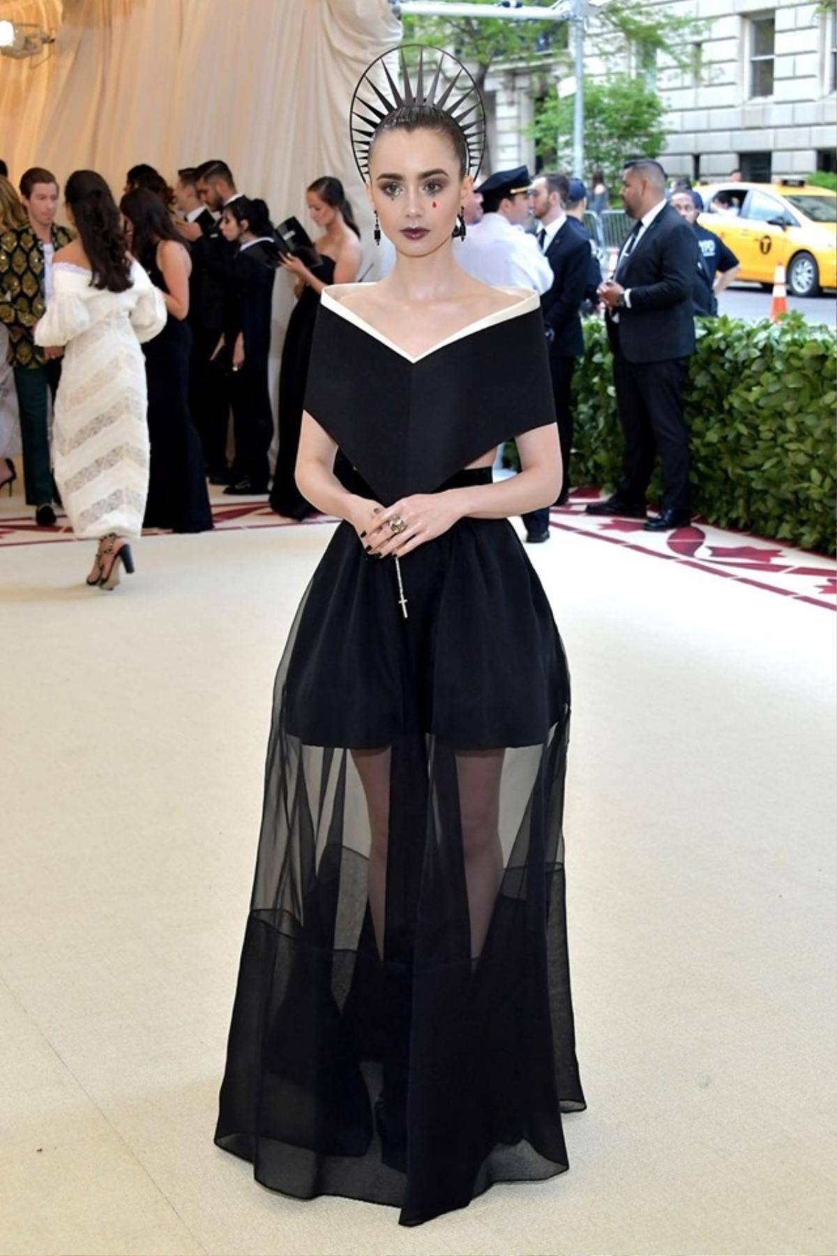 Trước thềm Met Gala 2019, điểm danh những bộ cánh gây rúng động làng thời trang của các năm Ảnh 12