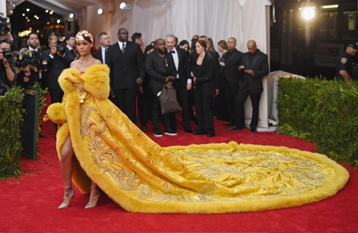 Trước thềm Met Gala 2019, điểm danh những bộ cánh gây rúng động làng thời trang của các năm Ảnh 4