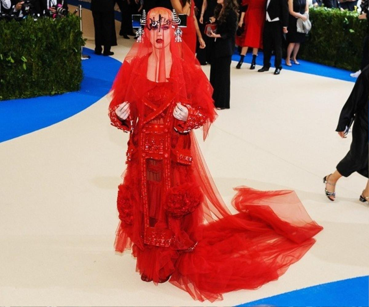 Trước thềm Met Gala 2019, điểm danh những bộ cánh gây rúng động làng thời trang của các năm Ảnh 7